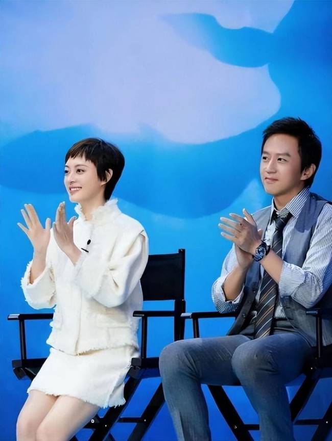 孙俪邓超为女儿织围巾