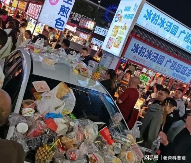 车停夜市中间被塞垃圾掰车牌 外地旅客遭受“恶梦之旅”