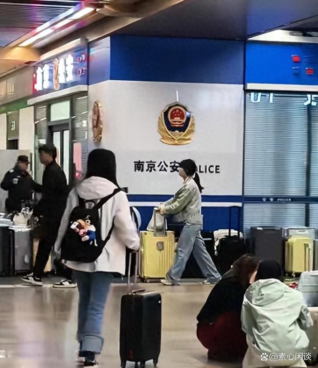 警务室门口摆满行李 主打一个信任