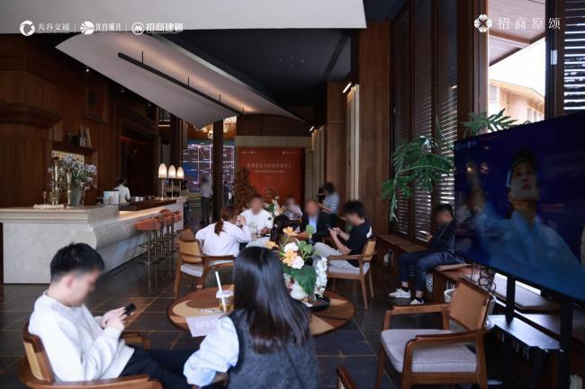 看房的人太多 置业顾问都不够用了 楼市新政提振市场信心_新闻频道_中华网