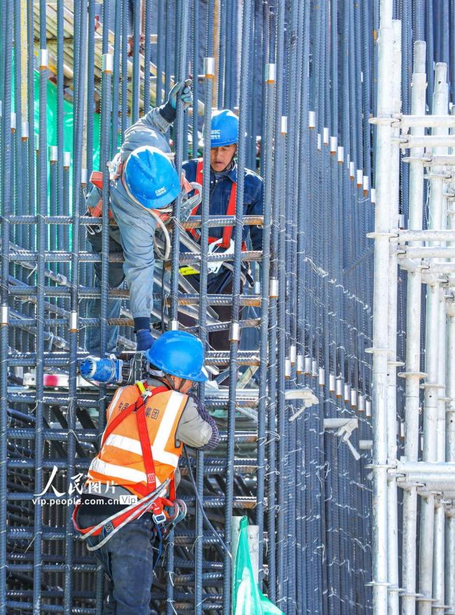 甘肃张掖：坚守建设一线