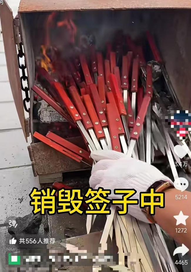 顾客用烧烤签给宠物狗撸串