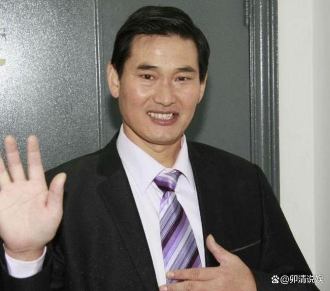 大衣哥回应被保安架着走 真诚与商业的交织
