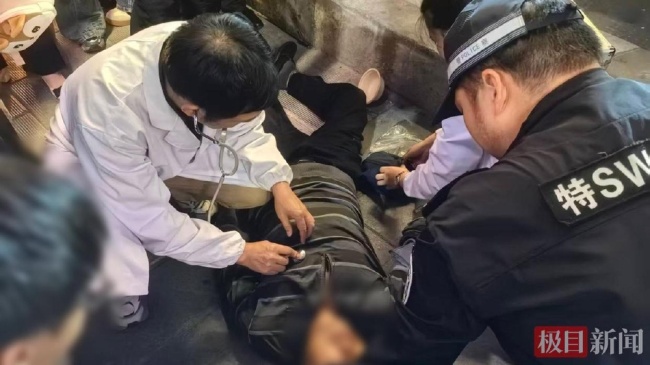 人海中留“生命通道”公安极速救援 三分钟高效接力