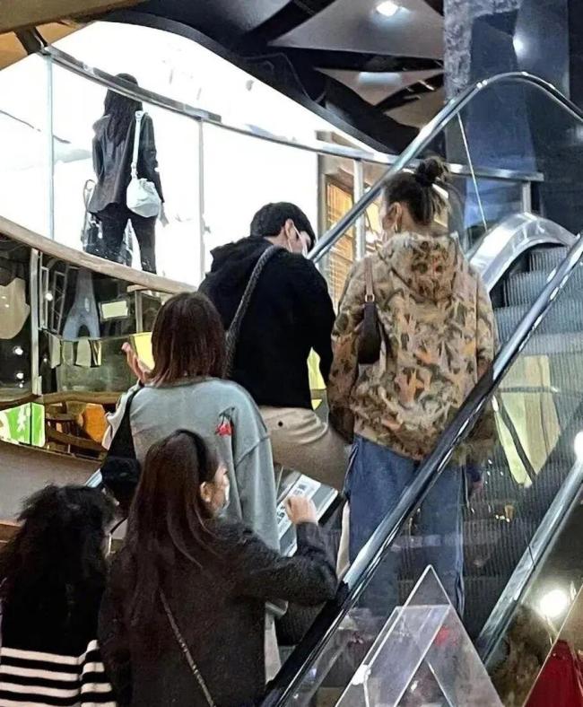 井柏然走路刘雯化 甜蜜细节曝光