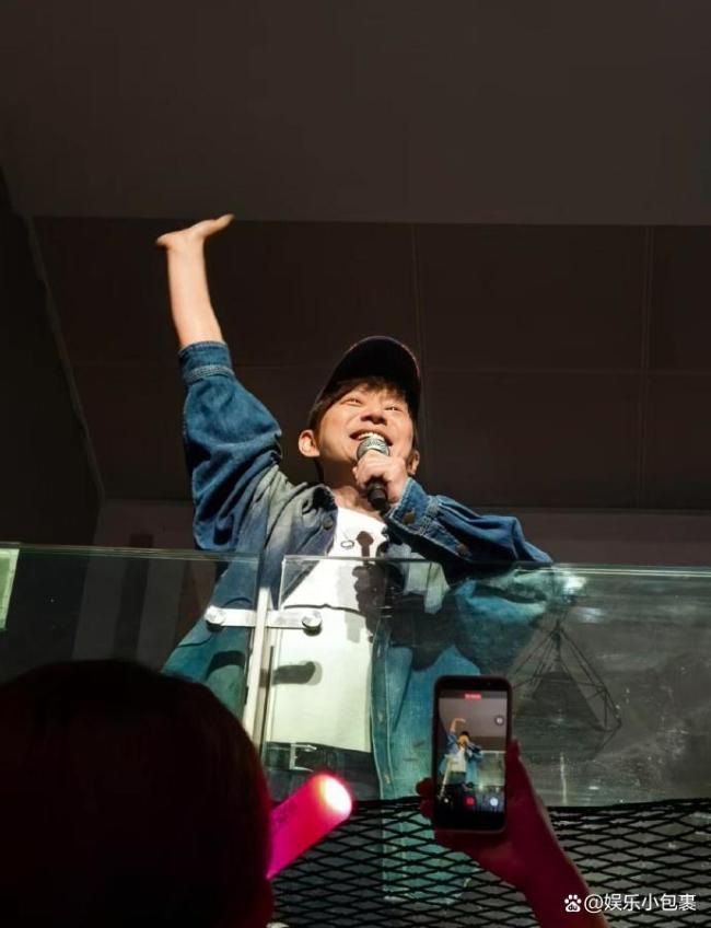 何炅惊喜现身谢娜演唱会 全场泪目时刻