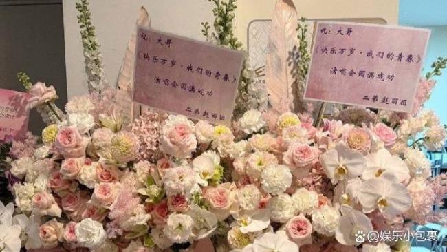 何炅惊喜现身谢娜演唱会 全场泪目时刻