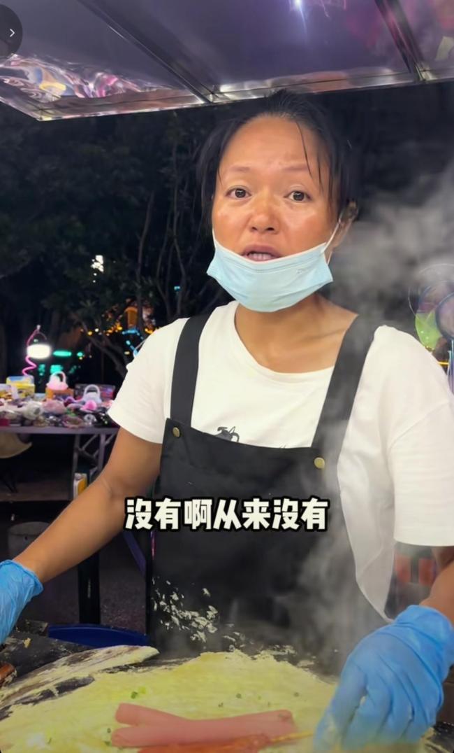 “挡住”长沙煎饼阿姨摊位的男子发声 真相反转引热议