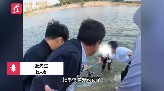 大爷用5米鱼竿拉回落水者和救人者 钓友智勇双全