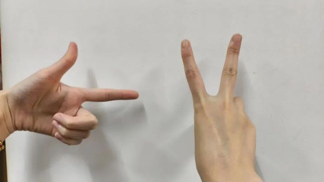 你用小拇指当手机支架吗？快改 避免关节变形