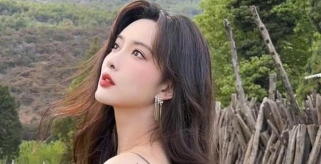 孟子义一手抓绳一手护着白鹿 默契配合打破不和传闻