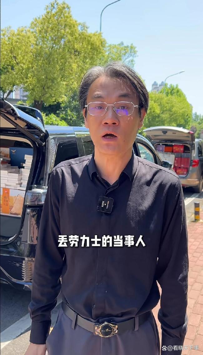 男孩厕所捡到15万劳力士绿水鬼 诚信母子获失主重谢