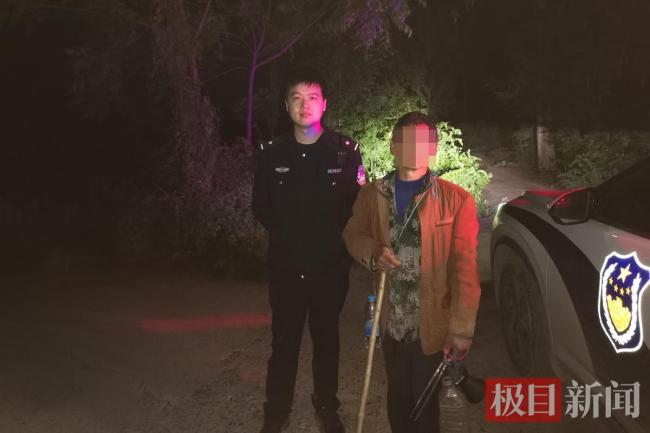宜城民警深夜搜山救被困老人