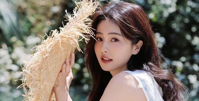 孟子义一手抓绳一手护着白鹿