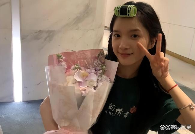 给阿嬷的情书女主 大学宿舍素颜直播 白月光女主李思潼