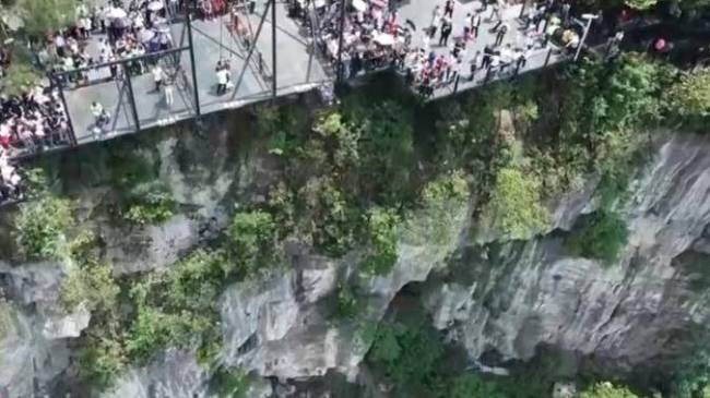 悬崖秋千参与游客称保险需另买 安全问题引关注