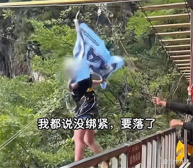 曝秋千坠亡女孩苦等担架半小时 悲剧细节曝光