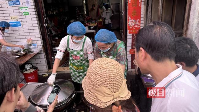 有人凌晨等3小时才吃上中山排骨 网红效应引爆排队热潮