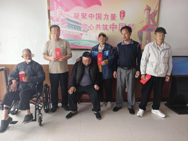 男子从冰河里救出一条命,又把万元奖金全捐了