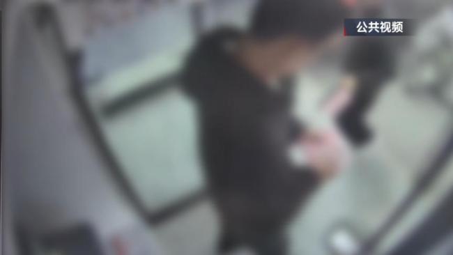 有人银行卡落在ATM里,男子趁机取走现金,北京警方:刑拘!