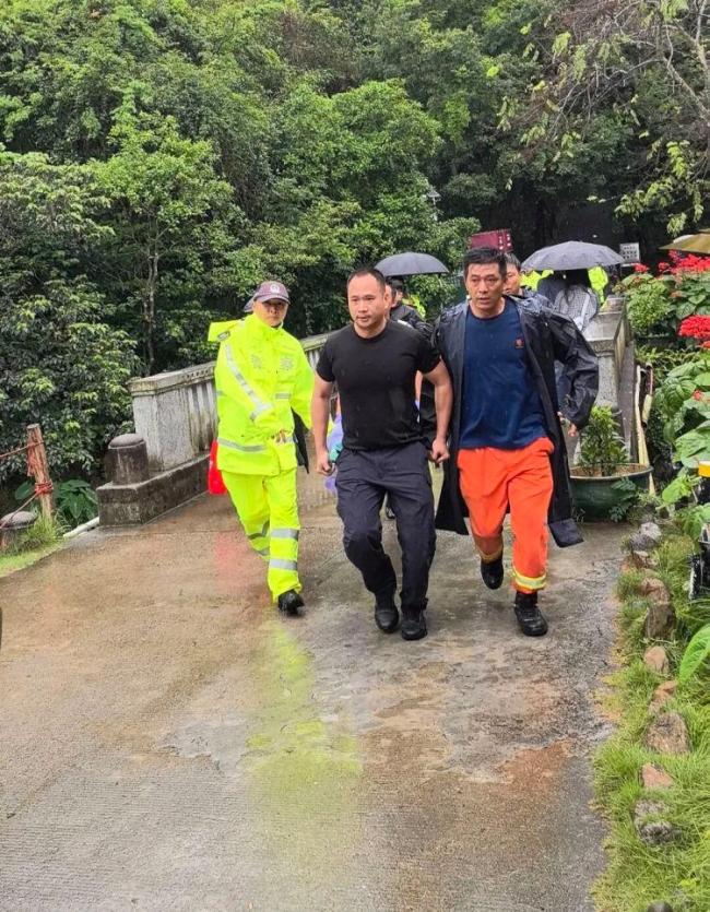公安搜山18小时找回失联女子 雨夜紧急救援