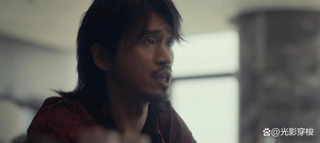 《低才调违章》嫌疑东谈主藏进垃圾车 舛误封神时刻