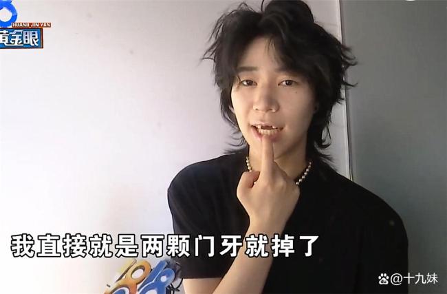 姑娘称火锅店里起纠纷后被打断两颗门牙