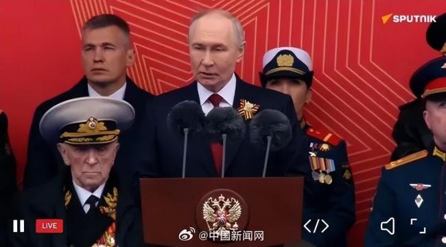 普京胜利日讲话后全场高呼“乌拉” 致敬伟大卫国战争英雄