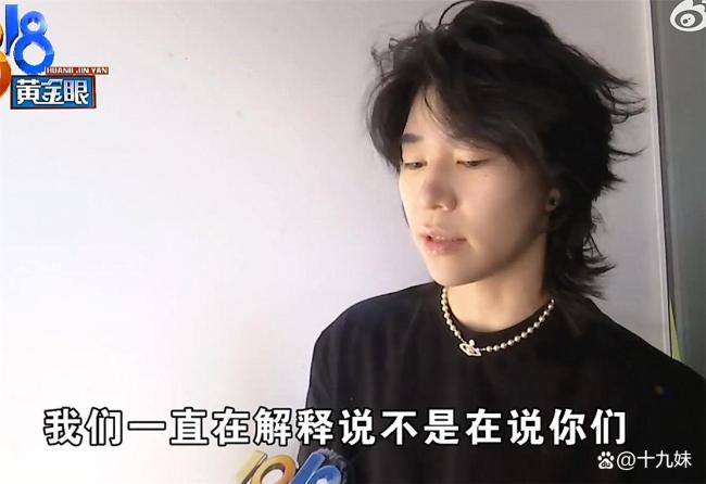 姑娘称火锅店里起纠纷后被打断两颗门牙 无妄之灾引发热议
