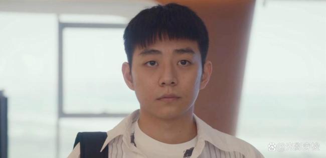 《低才调违章》嫌疑东谈主藏进垃圾车 舛误封神时刻