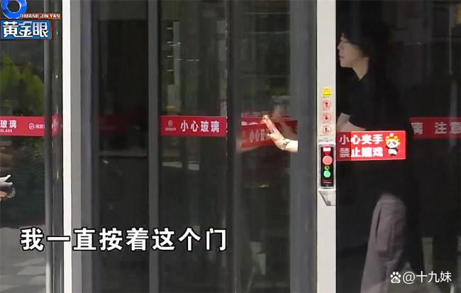 姑娘称火锅店里起纠纷后被打断两颗门牙 无妄之灾引发热议