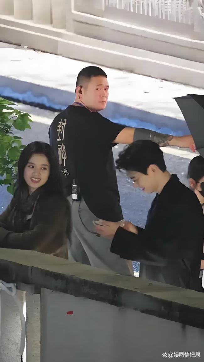 李现给张婧仪拍照 戏外甜度超标