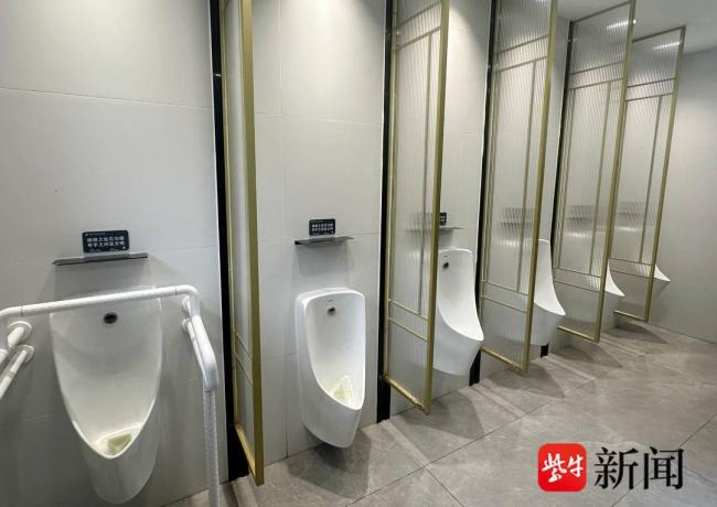 4A景区5座男公厕功德用词引质疑 标语用字引发争议