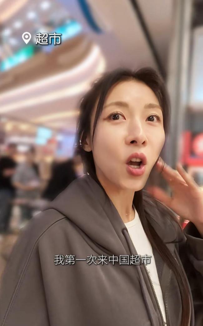 47岁韩国影后河智苑西湖独自夜跑 信得过自我展现