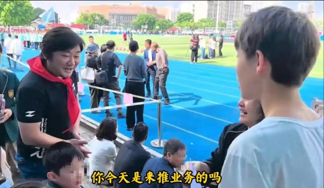张雪被儿子学校的小朋友追着谈合作