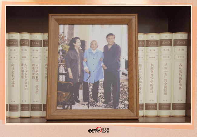 习近平的办公室里放着他和家东说念主的合照。