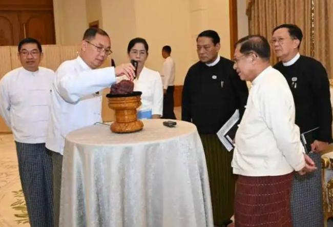 缅甸又挖出一枚2.2公斤顶级红宝石 天降财富巨石引发关注