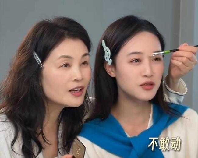 蓝盈莹和妈妈复刻30年前老照片 温情瞬间引爆全网热议