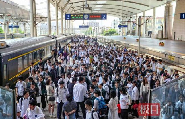 学校包火车带1700名初三学生游武汉 环城列车开启铁路研学之旅