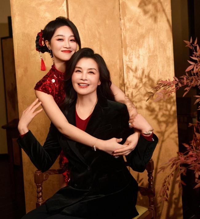 蓝盈莹和妈妈复刻30年前老照片 温情瞬间引爆全网热议