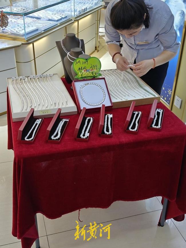 母亲节相关礼品店“爆单” 鲜花蛋糕首饰热销
