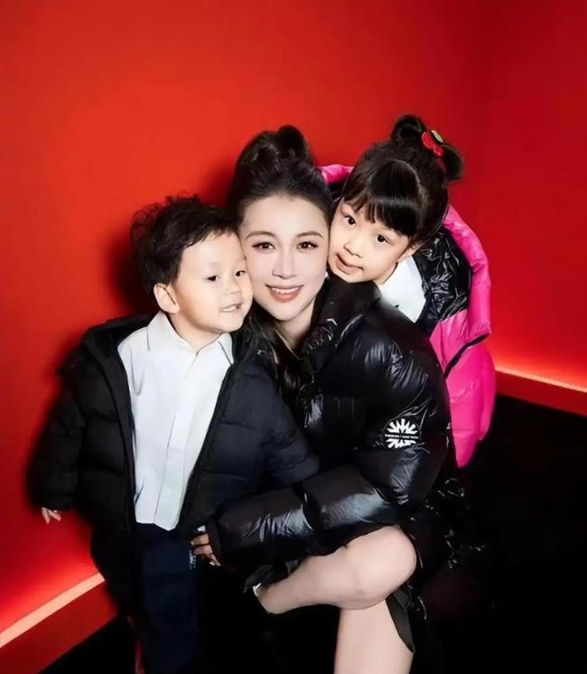 李嘉格男友妈妈回应年龄差 大方接受并支持