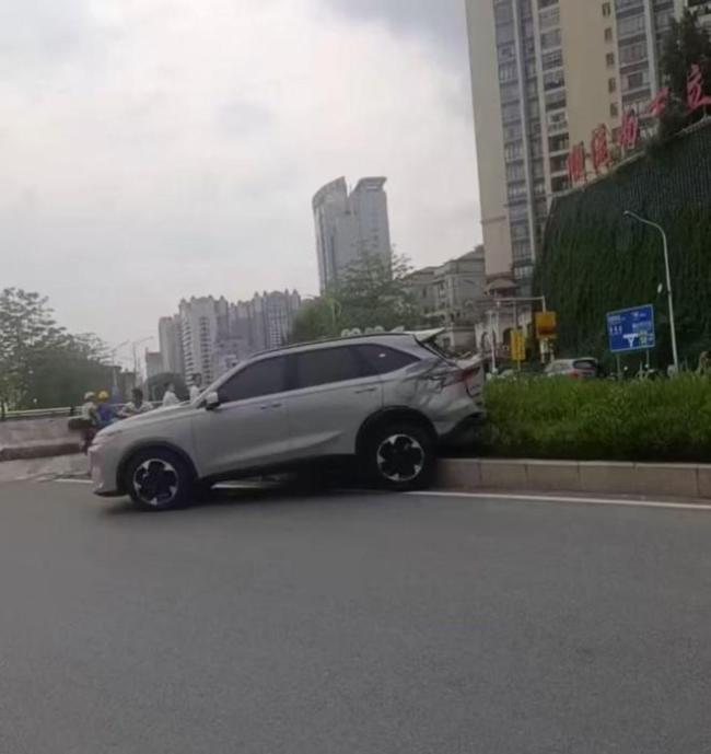 广西梧州一巴士与小车碰擦后坠落桥底 救援正在进行中