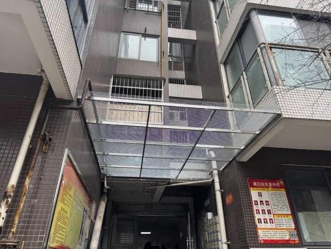 高空坠落钢管砸人排查暂无线索 伤者仍在治疗寻找目击者
