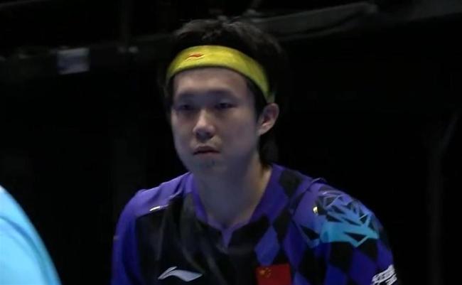 国乒男团展示五星红旗 12连冠荣耀时刻