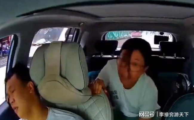 女子街头狂扇网约车司机 冲突引发热议