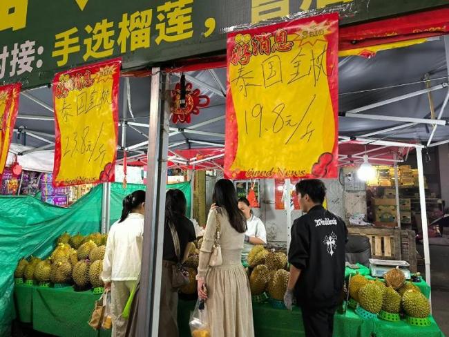 榴莲价格跌至1字头：成水果店“引流神器”，有商家单日营业额4万元，称开到坏果退钱