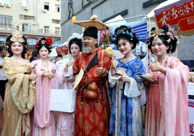百万粉丝博主夸洛阳景点消费低 沉浸体验引客留