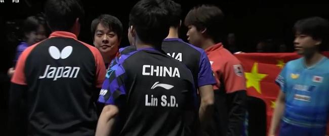 国乒男团展示五星红旗 12连冠荣耀时刻