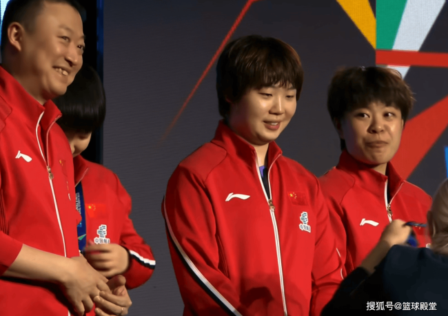 世乒赛颁奖台花絮：人手一个吉祥物，马琳开玩笑逗乐王曼昱 荣耀时刻欢笑与泪